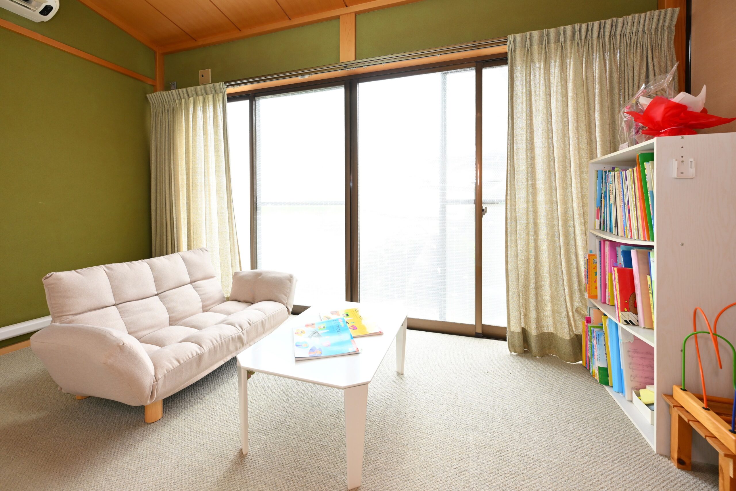 白いソファと本棚がある明るい待合スペース