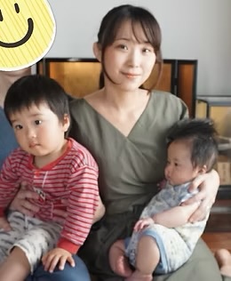 2人の息子と一緒に過ごす講師